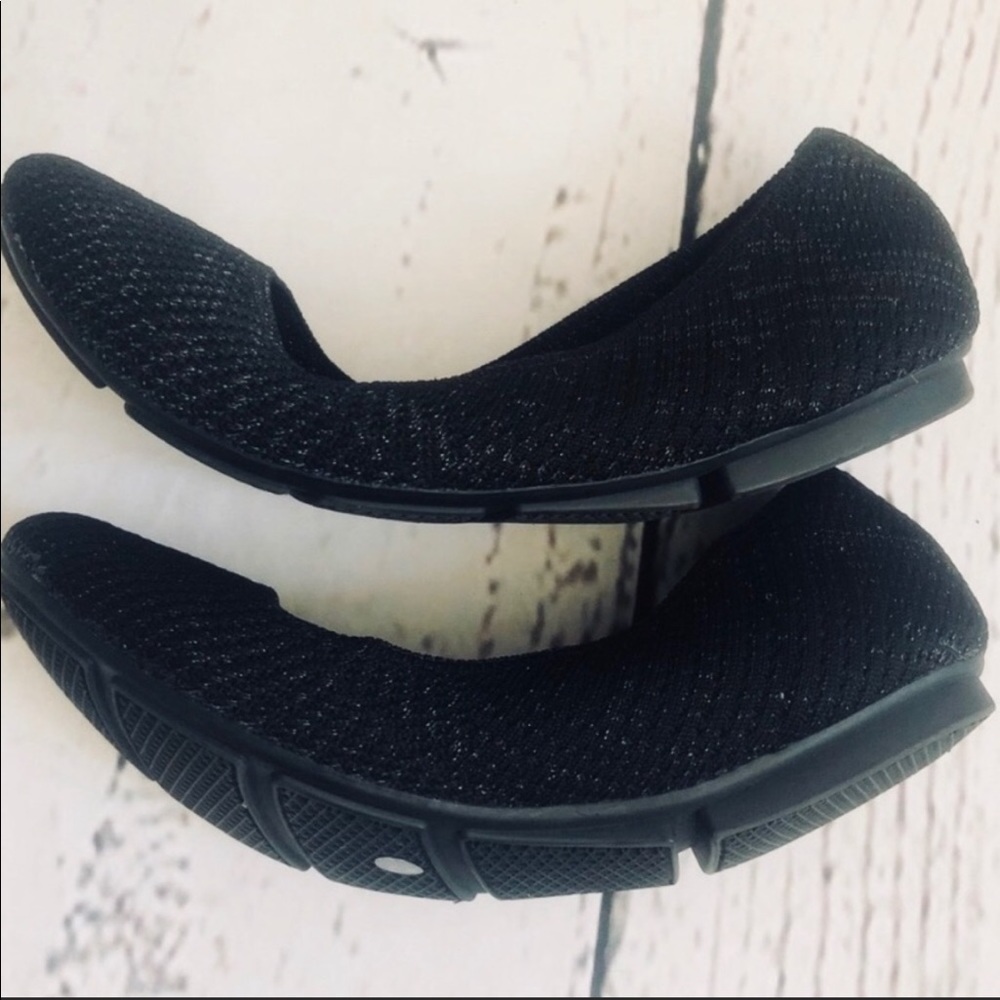 Modern Chic & Comfy Black Step•N•Flex Ballet Flats - Picture 12 of 15